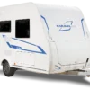 Caravelair ALBA 350 Wohnwagen in weiß mit blauen Designelementen, seitliche Außenansicht
