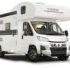 Außenansicht des Corigon Alkoven Pure A 70 D auf Fiat-Ducato-Basis mit Alkoven und Seitenfenstern.