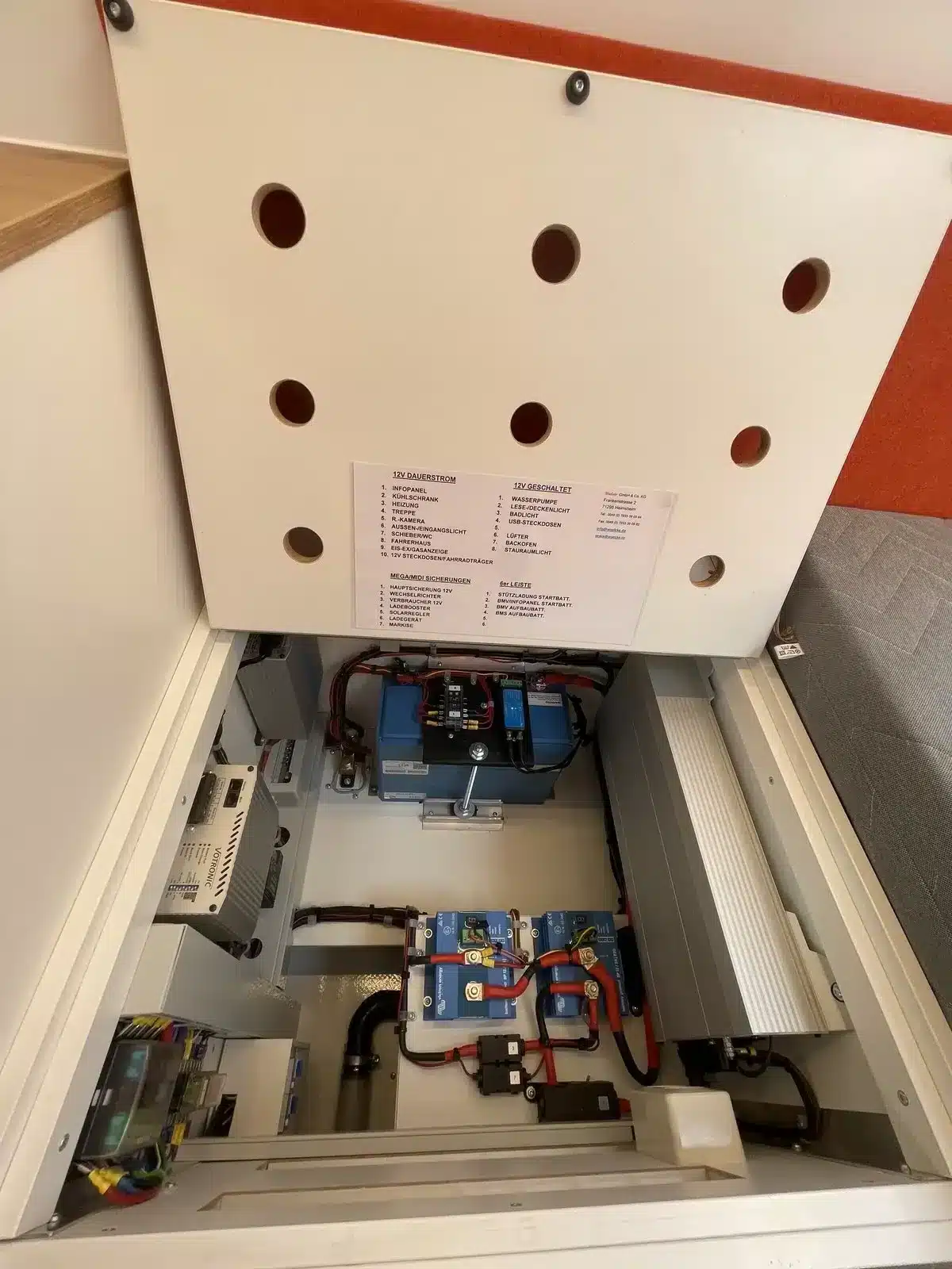 Elektrik- und Versorgungsmodul mit Lithium-Batterie und Steuerung im Autark Runner R9, Blick in den technischen Versorgungsbereich des Wohnmobils