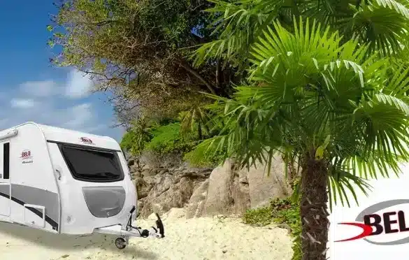 BELA DBS 485 Wohnwagen am Sandstrand mit Palmen im Vordergrund