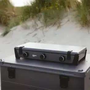 BONDY 3Z Gaskocher mit drei Brennern auf Campingbox am Sandstrand.