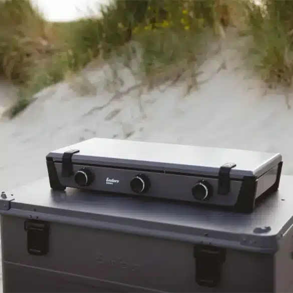 BONDY 3Z Gaskocher mit drei Brennern auf Campingbox am Sandstrand.