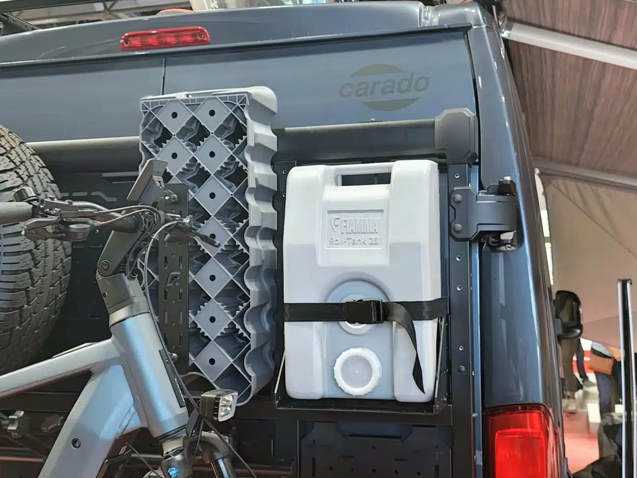 Fiamma Roll-Tank 23 neben einem Fahrradträger am Heck eines Campingfahrzeugs