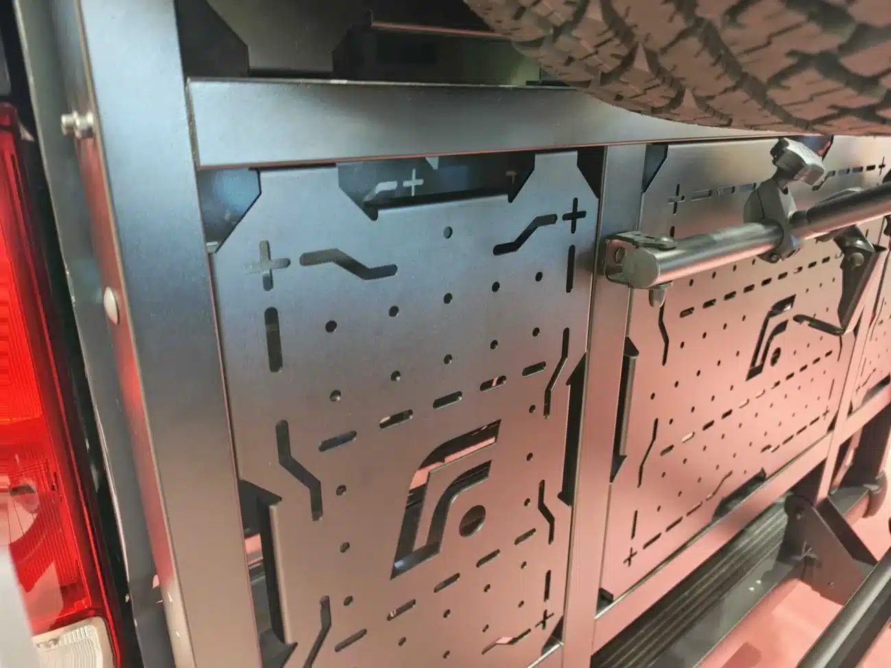 Perforierte Metallplatten und Halterungen im hinteren Bereich eines Fahrzeugs