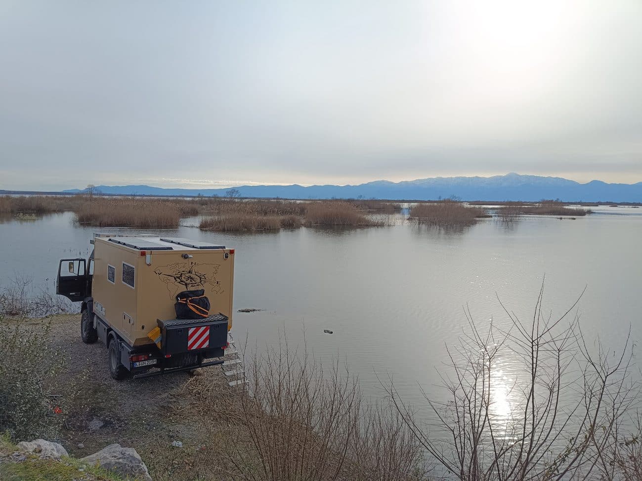 Wohnmobil auf einem freien Stellplatz am Wasser in Montenegro