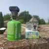 Thermacell Mückenschutzgerät auf Gaskartusche mit Nachfüllpackung, Outdoor-Szene.
