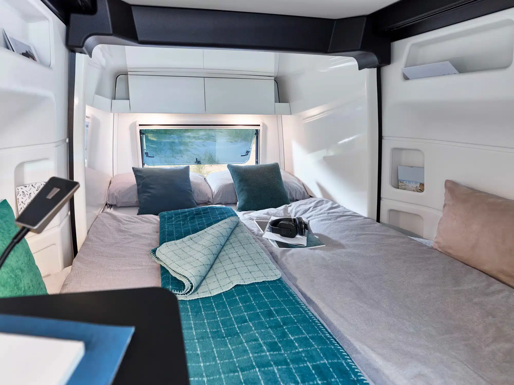 Heckbett mit Slide-out-Modul im Westfalia James Cook 600 E Campervan