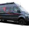 KABE Abisko Van 690 LB, schwarzer Kastenwagen mit rotem Dekor, Mercedes-Benz Sprinter, Seitenansicht.