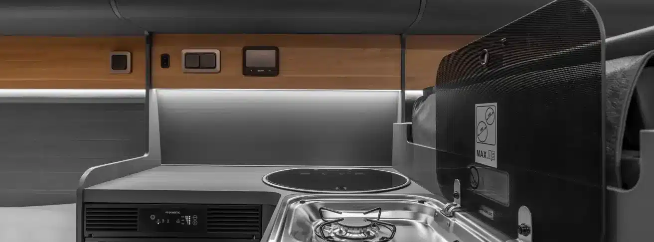 Küchenmodul mit Gaskocher und Spüle im KABE Affinity One Campervan