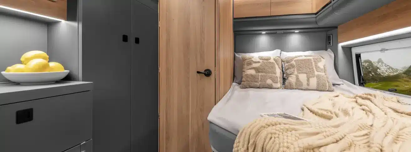 Innenraum des KABE Affinity One mit großem Bett, Kissen und modernem Design