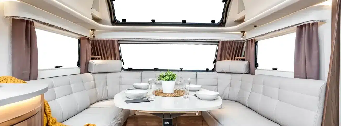 Große Sitzgruppe und Esstisch mit Oberlicht im Caravan KABE Imperial 1000 TDL