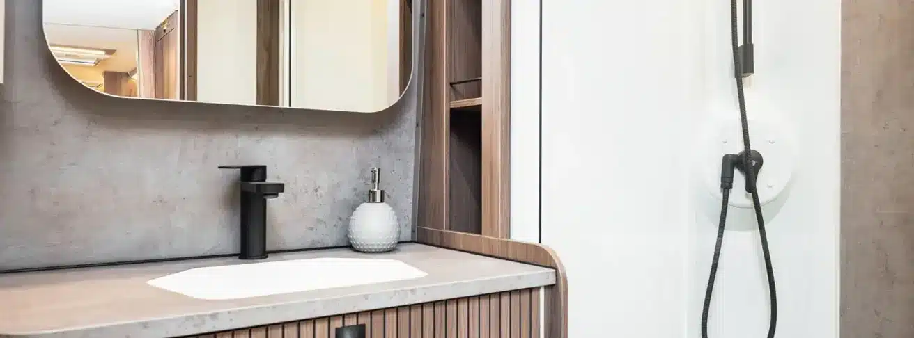 Waschbecken, Spiegel und Dusche im Badezimmer des KABE Imperial 1000 TDL Caravans