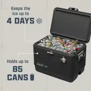 Offene Kane Brown x Coleman Reunion 54 Quart Steel Belted Matte Cooler, gefüllt mit Eis und Getränkedosen, neben Fakten zur Kühlleistung und Fassungsvermögen