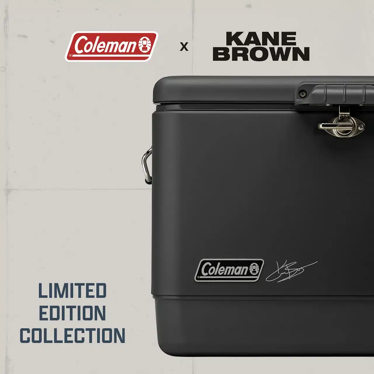 Kane Brown x Coleman® Reunion 54 Qt. Steel Belted Matte Cooler in Schwarz als limitierte Edition, Stahlkonstruktion mit Coleman-Logo