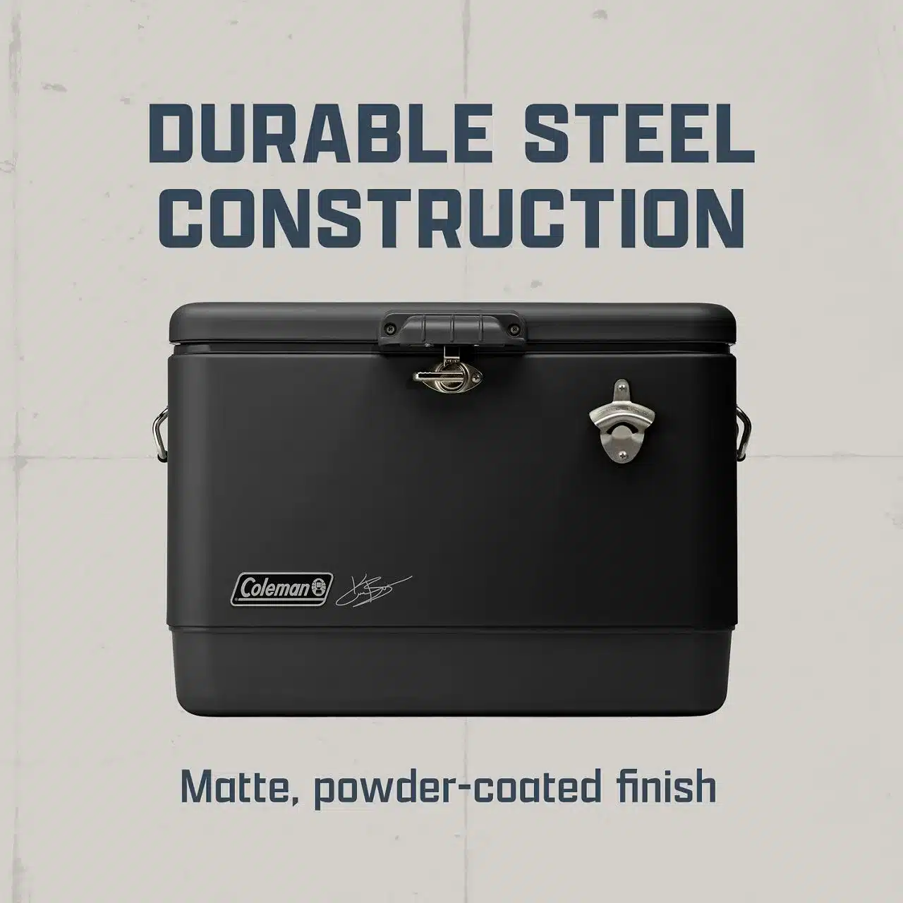 Schwarze Coleman Reunion 54 Qt. Steel Belted Matte Cooler mit Stahlkonstruktion und integriertem Flaschenöffner