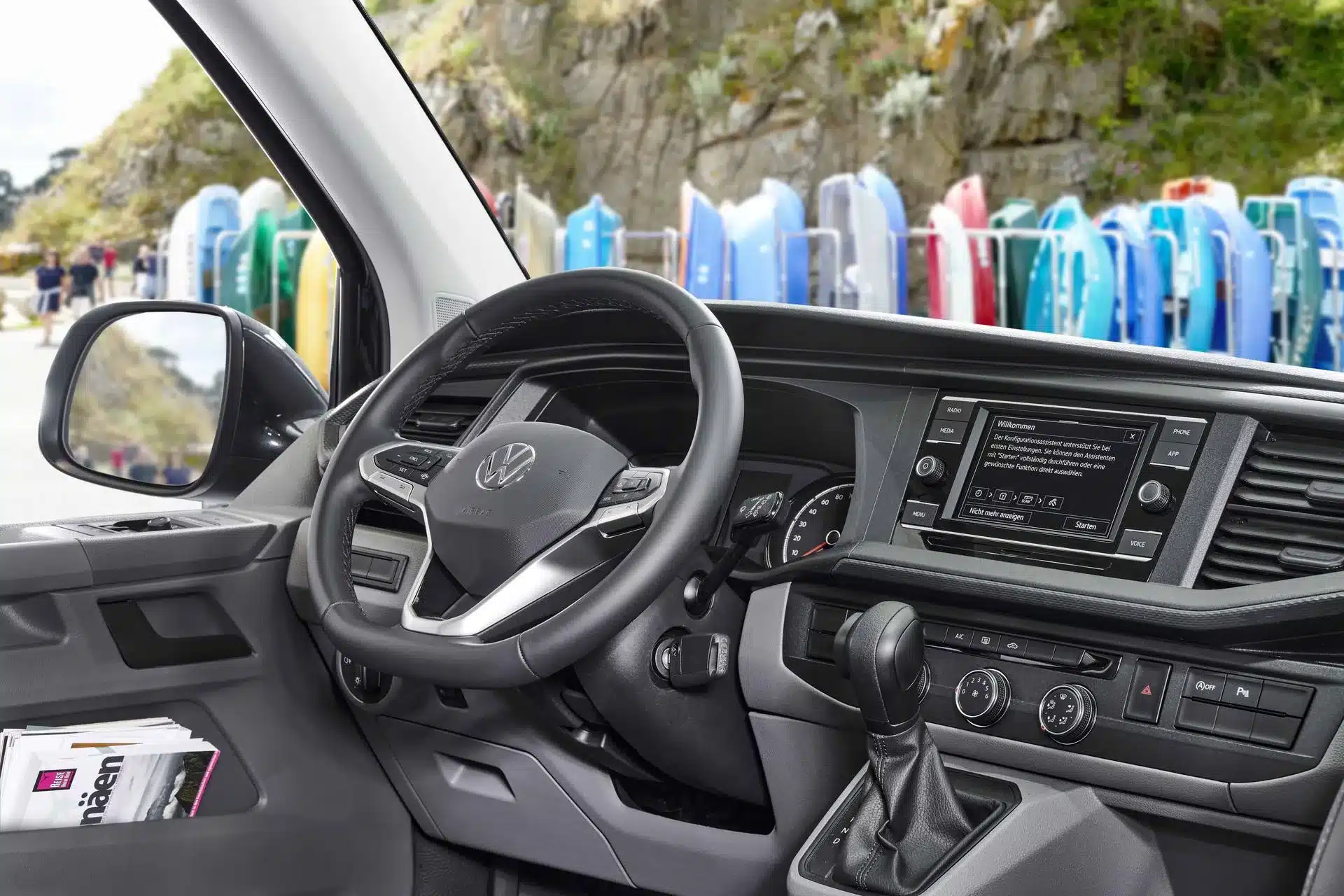 Cockpitansicht des Volkswagen-Campervans Westfalia Kepler One mit Lenkrad, Schalthebel und Display.