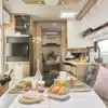 Innenraumansicht des LE VOYAGEUR LV8.5CF Reisemobils mit Wohnbereich, Küche und Esstisch