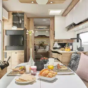 Innenraumansicht des LE VOYAGEUR LV8.5CF Reisemobils mit Wohnbereich, Küche und Esstisch