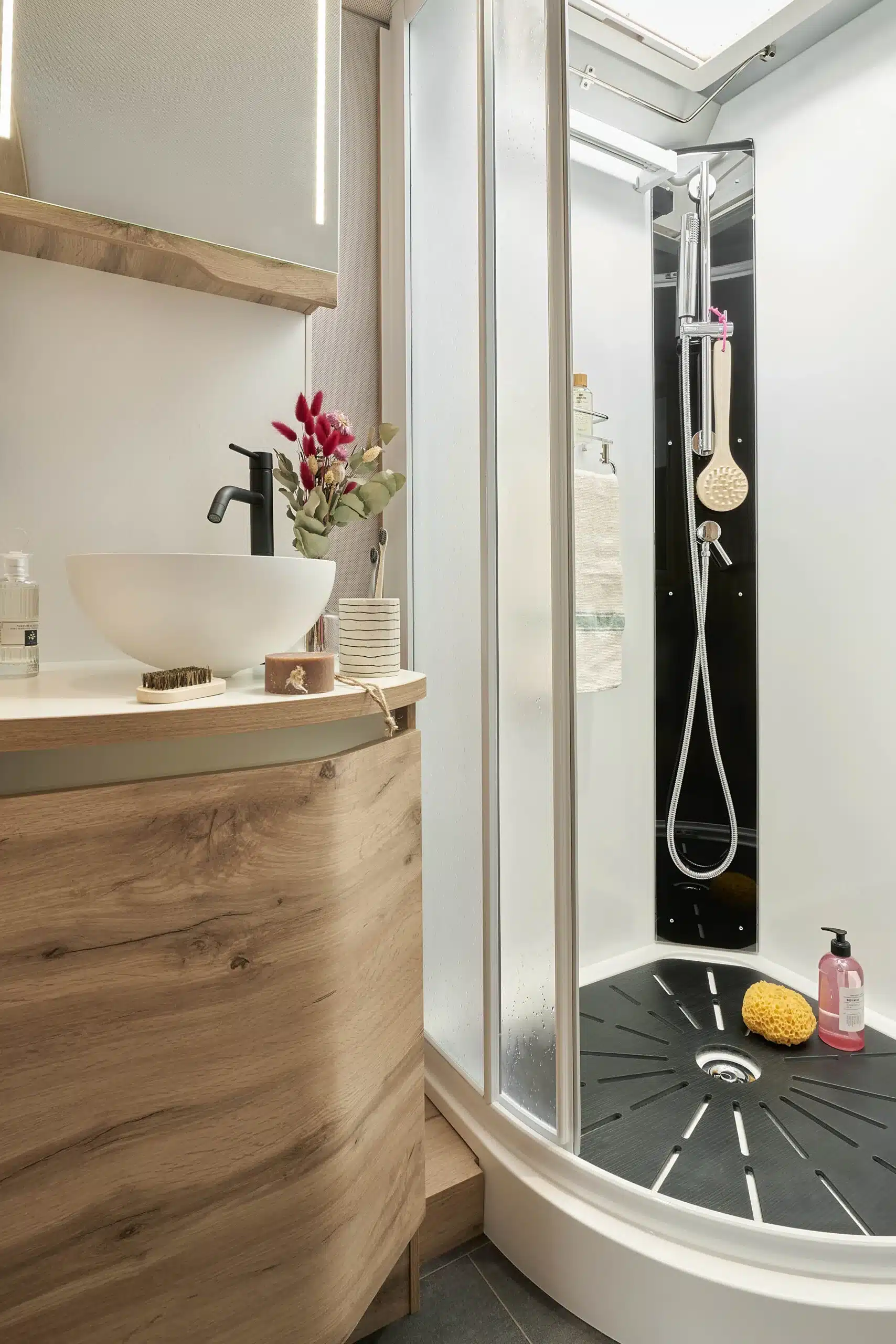Badezimmer mit Waschbecken, großer Dusche und modernen Armaturen im LE VOYAGEUR LV8.5CF Reisemobil