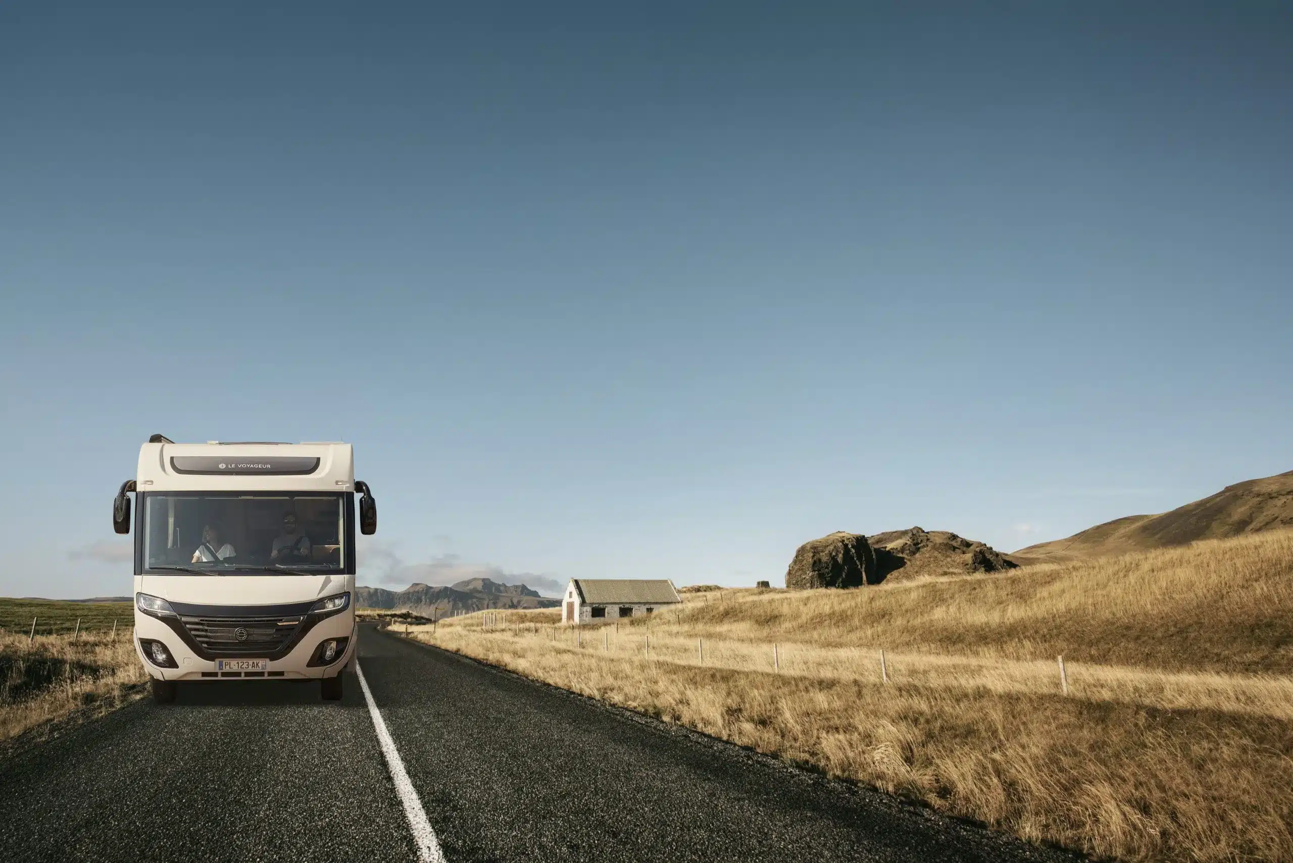 Reisemobil LE VOYAGEUR LV7.0 GJF fährt auf einer Landstraße durch weite Landschaft