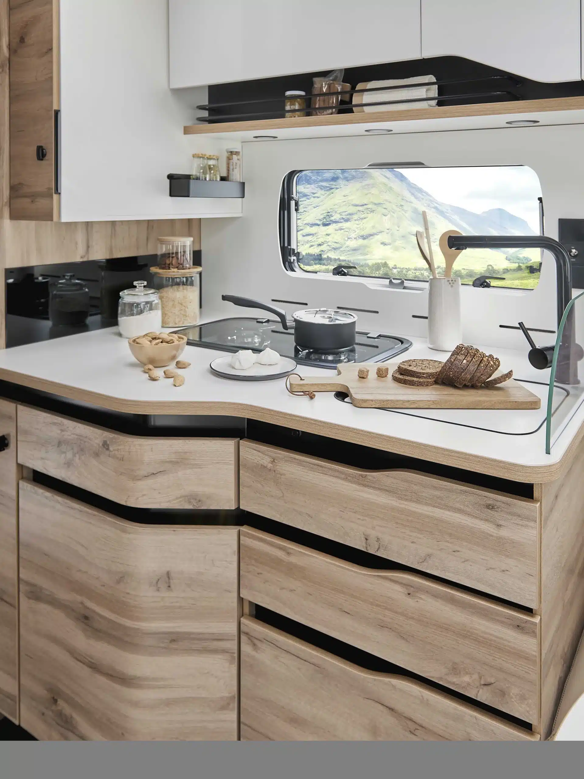 Moderne Küche im Le Voyageur LV7.8GJF Reisemobil mit viel Stauraum und Arbeitsfläche