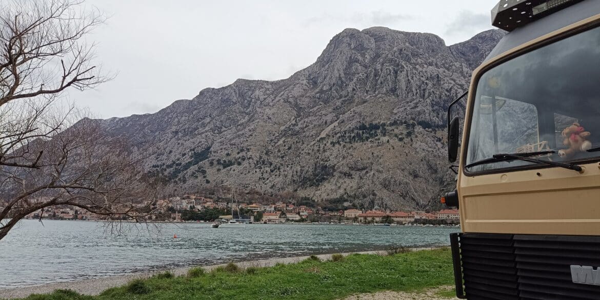 Wohnmobil an der Bucht von Kotor in Montenegro