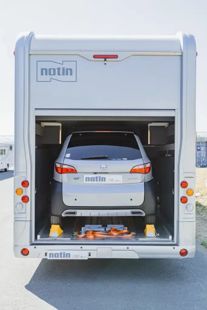 Wohnmobil NOTINLINER 940G mit integriertem viersitzigem Auto im Heckstauraum