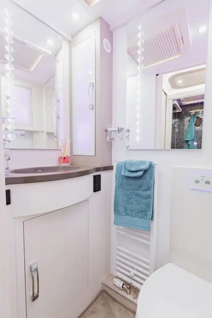Badezimmer im Luxusreisemobil NOTINLINER 940G mit Spiegel, Waschbecken und Handtuchheizkörper