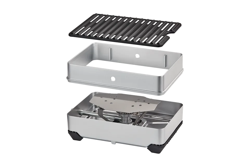Explosionsansicht des kompakten PACE® 2-in-1 Kocher und Grill für Camping und Vanlife, mit Grillplatte, Gehäuse und Brennereinheit.
