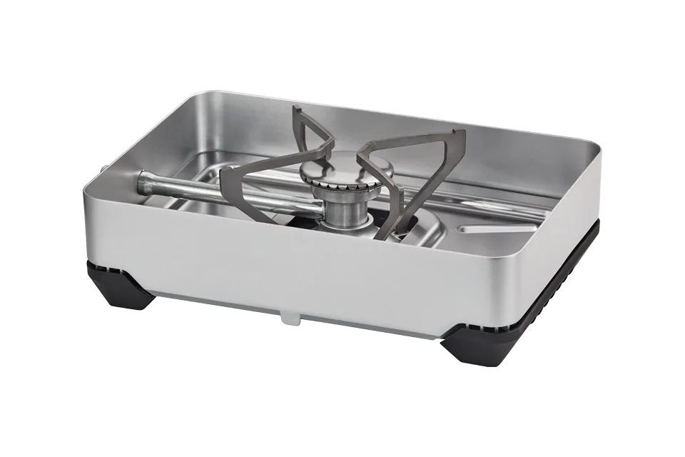 PACE® Kocher und Grill in Silber, geöffnet mit sichtbarem Brenner und Topfträger.
