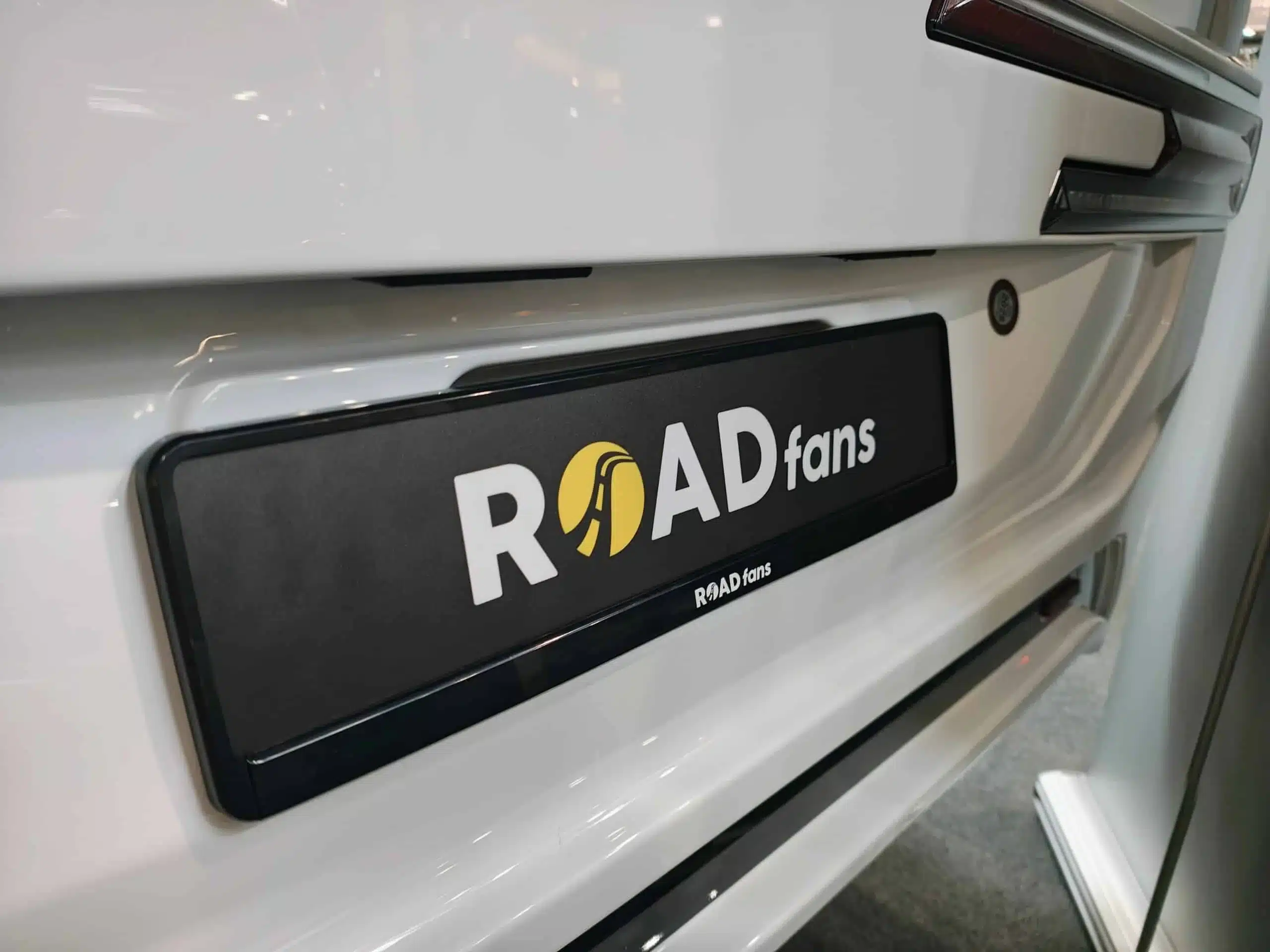 ROADfans-Logo auf der weißen Außenwand eines Reisemobils