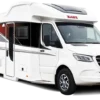 KABE Royal x910 LQB Reisemobil von außen auf Mercedes-Benz Fahrgestell, weiß mit roten und schwarzen Akzenten.