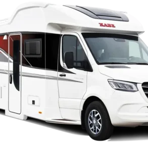 KABE Royal x910 LQB Reisemobil von außen auf Mercedes-Benz Fahrgestell, weiß mit roten und schwarzen Akzenten.
