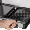 Nahaufnahme des RYDA 2Z GP Caravan Gaskochers mit glatter und gerippter Grillplatte für Camping.