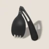 Schwarzer Spork Deejo 39g mit klappbarem Griff und matt schwarzer Titanbeschichtung auf hellem Hintergrund.