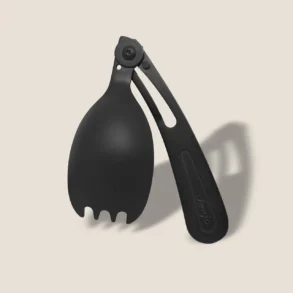 Schwarzer Spork Deejo 39g mit klappbarem Griff und matt schwarzer Titanbeschichtung auf hellem Hintergrund.