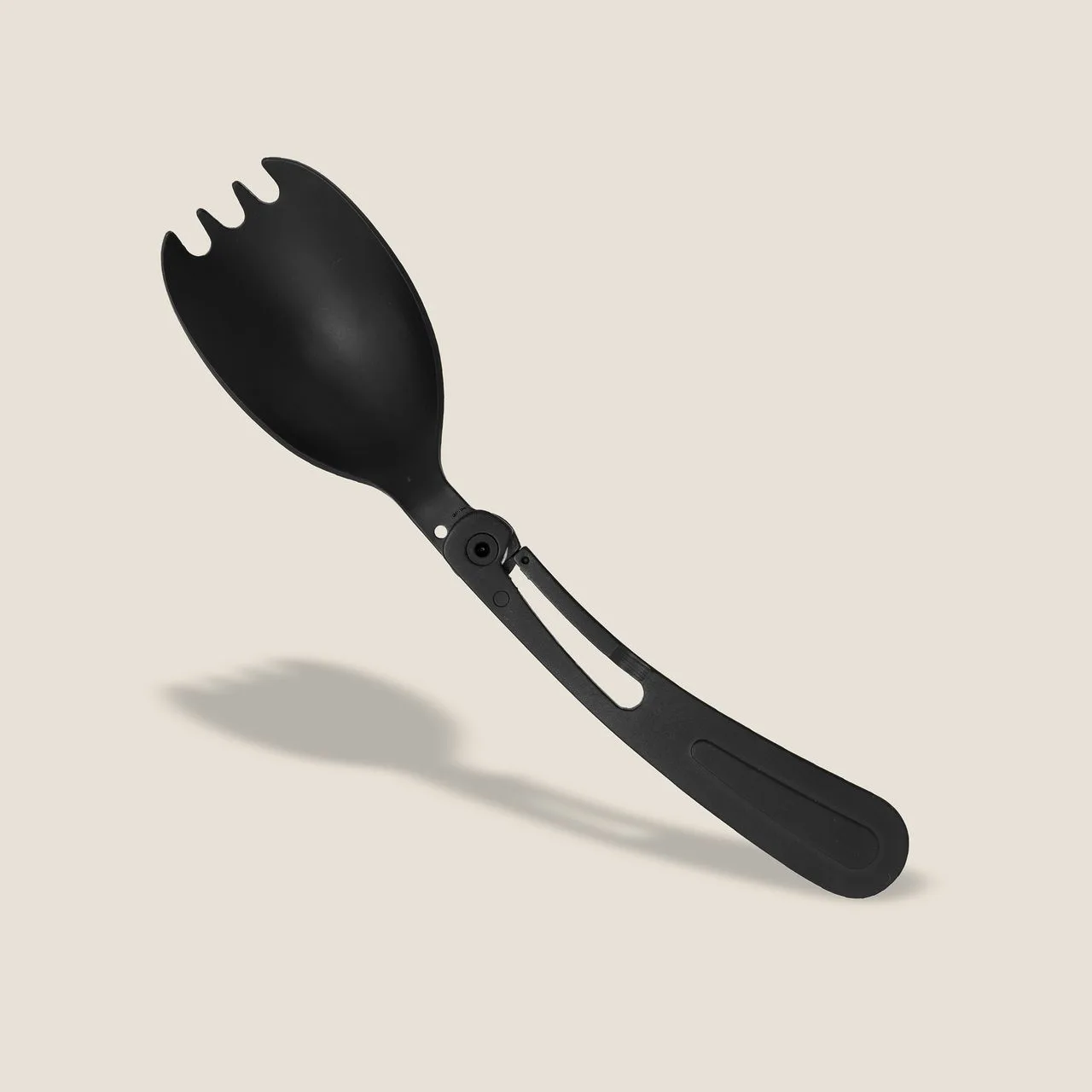 Schwarzer Spork Deejo 39g aus Edelstahl mit klappbarem Griff auf neutralem Hintergrund.