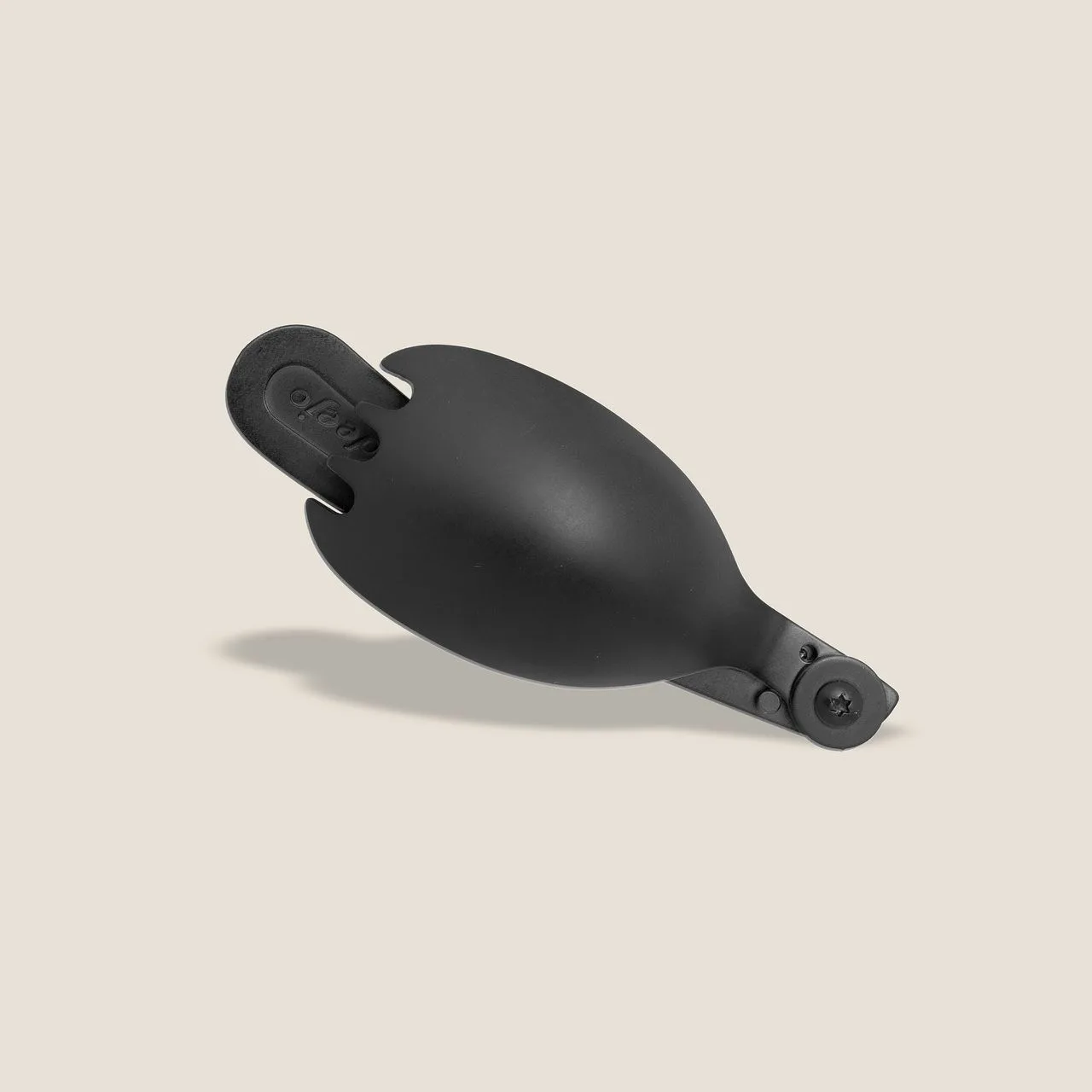 Schwarzer Spork Deejo 39g mit klappbarem Griff, kompakter Löffel-Gabel-Hybrid aus Edelstahl auf hellem Hintergrund.