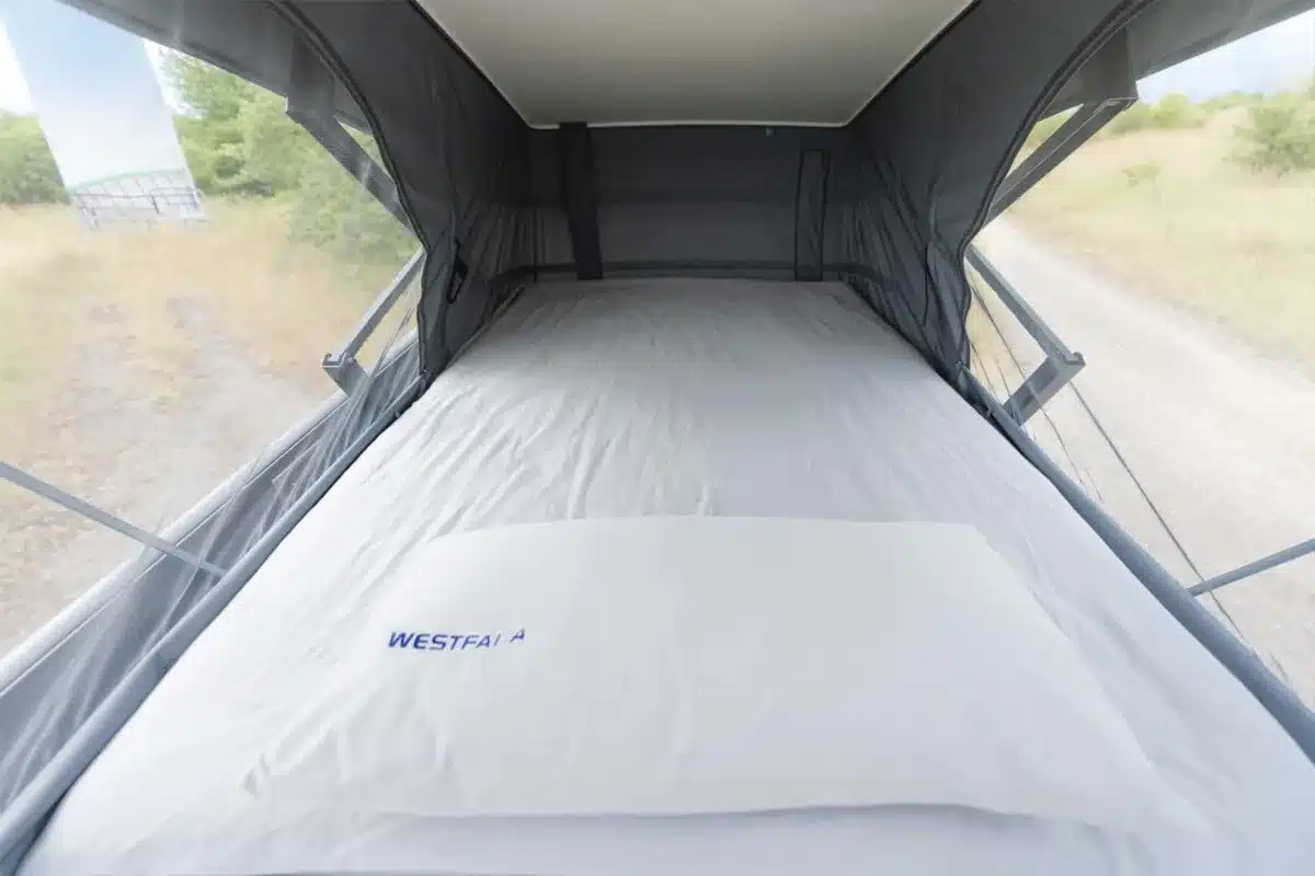 Blick auf das ausgeklappte Pop-out-Bett im Westfalia Sven Hedin Campervan.