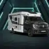 Ahorn Camp T 690 Eclipse Edition – Teilintegriertes Reisemobil in schwarz-weißer Lackierung vor beleuchtetem Hintergrund