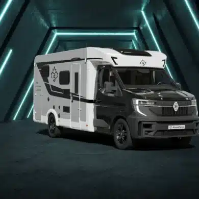 Ahorn Camp T 690 Eclipse Edition – Teilintegriertes Reisemobil in schwarz-weißer Lackierung vor beleuchtetem Hintergrund