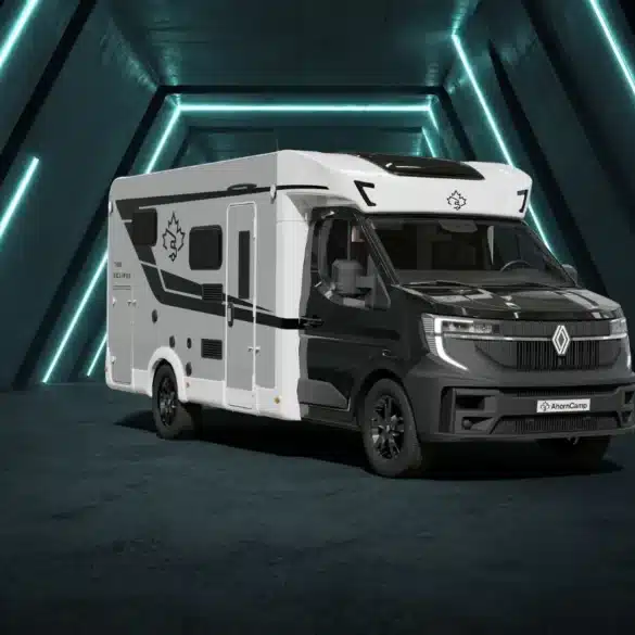 Ahorn Camp T 690 Eclipse Edition – Teilintegriertes Reisemobil in schwarz-weißer Lackierung vor beleuchtetem Hintergrund