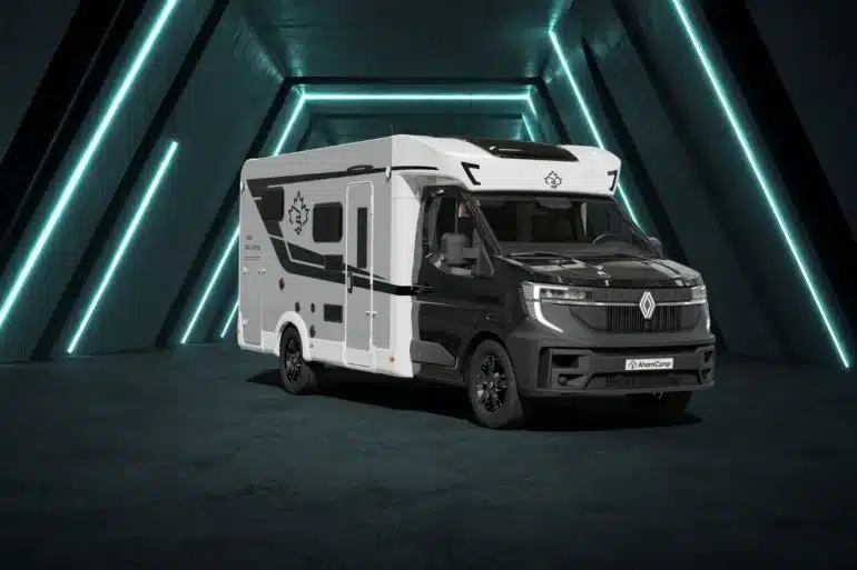 Ahorn Camp T 690 Eclipse Edition – Teilintegriertes Reisemobil in schwarz-weißer Lackierung vor beleuchtetem Hintergrund