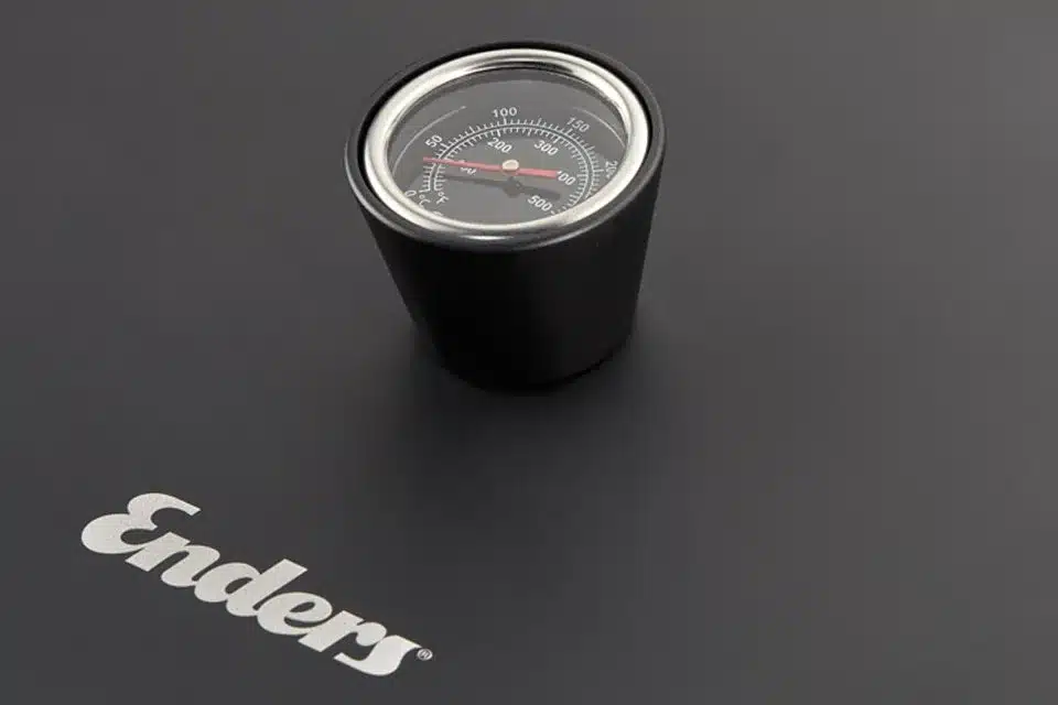Thermometer auf dunkler Oberfläche mit Enders-Logo