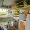 Innenansicht des VAN-Jorn Adventure Campers mit Bett, Stauraum, Küchenzeile und natürlichen Materialien