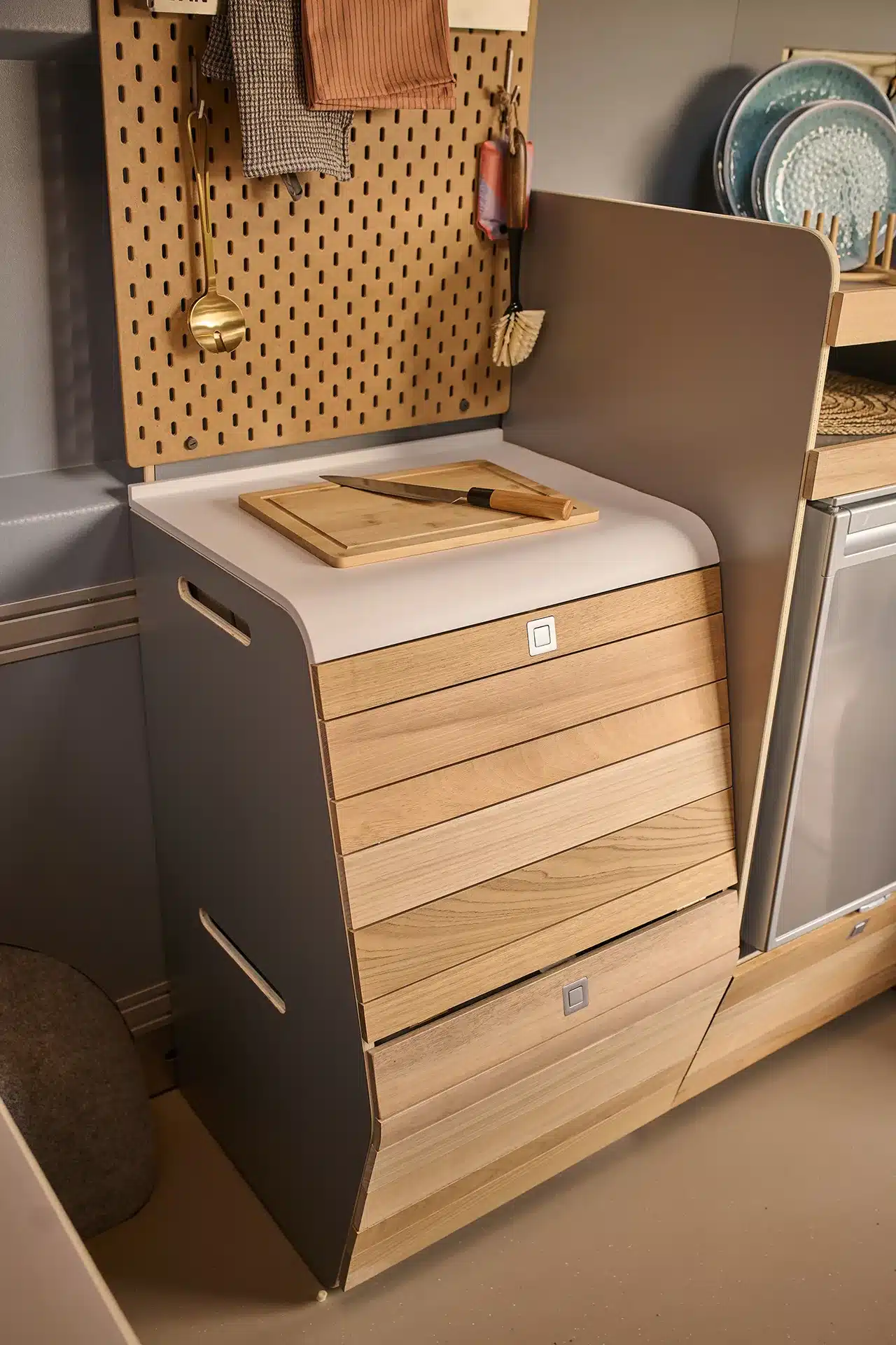 Modulares Küchenmodul mit Holzschubladen und Schneidebrett in einem VAN-Jorn Wohnmobil.