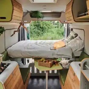 Flexible Wohnmobil-Innenraumgestaltung mit Bett, Küche und Stauraummodulen von VAN-Jorn