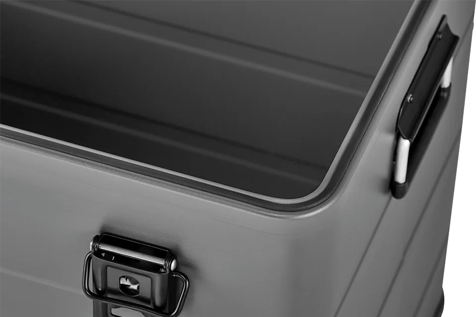 Detailansicht einer Vancouver S Grey Aluminium-Box mit stabilem Verschluss und Griff.