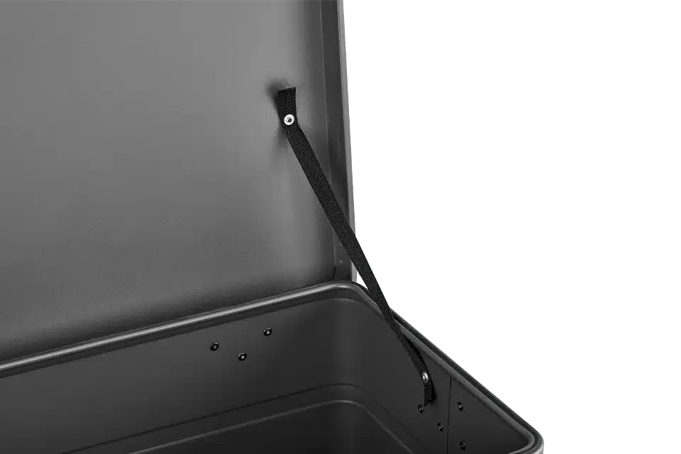 Nahaufnahme des Innenraums einer grauen Aluminium-Transportbox mit Deckelhalterung