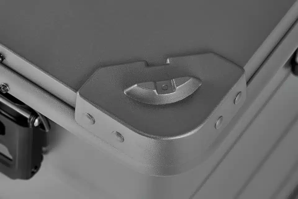 Detailansicht Stapelecke einer grauen Vancouver S Grey Aluminiumbox mit sichtbarem Verschluss